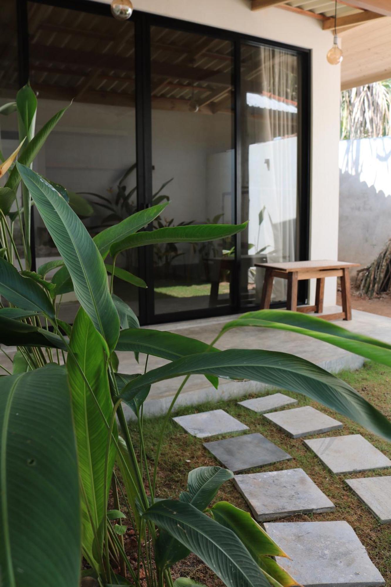 Hotel Swell Shacks Matara Esterno foto